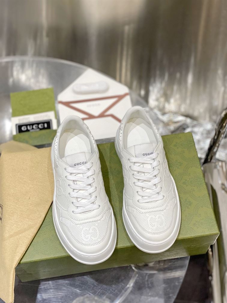 Gvc*1 MEN S GG EMBOSSED SNEAKER WHITE LEATHER   GCC005