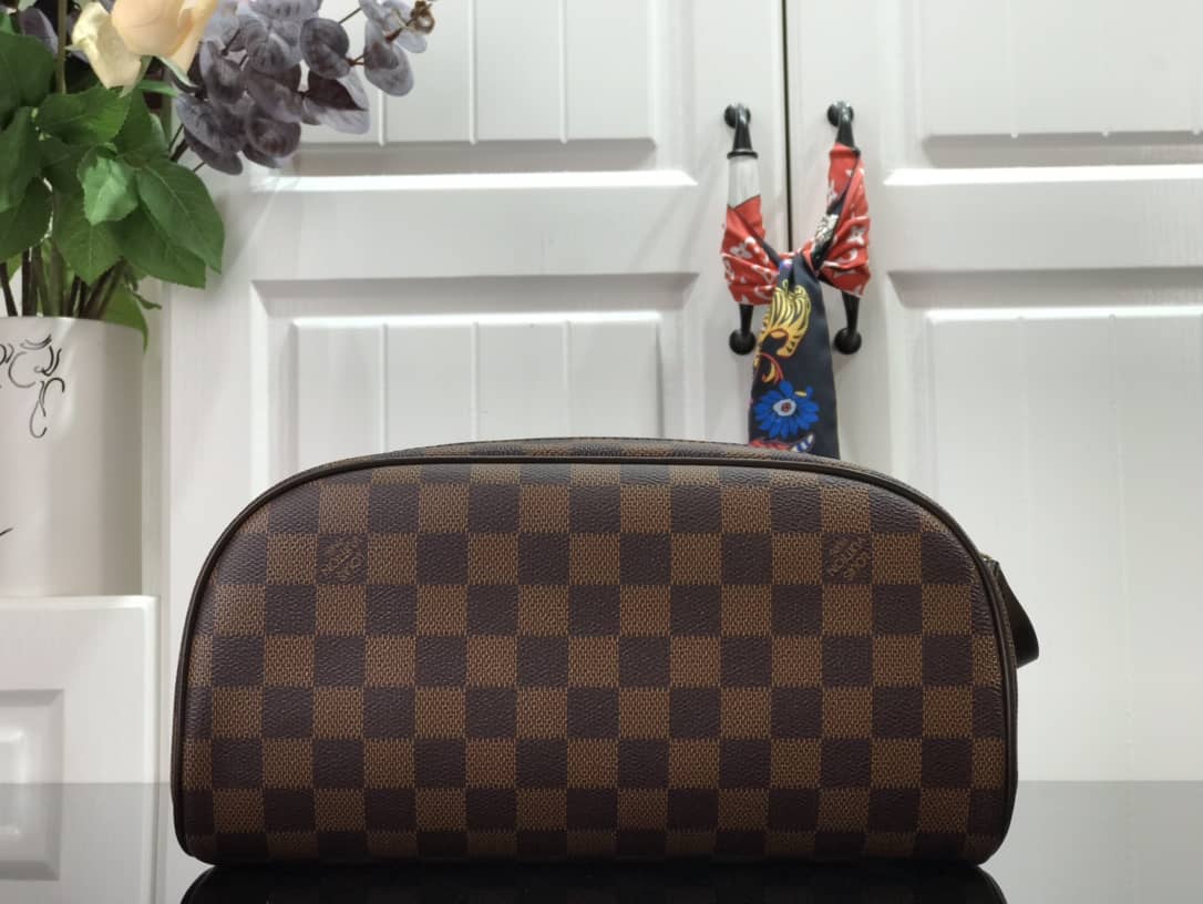 L0vis Vvtt0n King Size Toiletry Bag Replica M47528