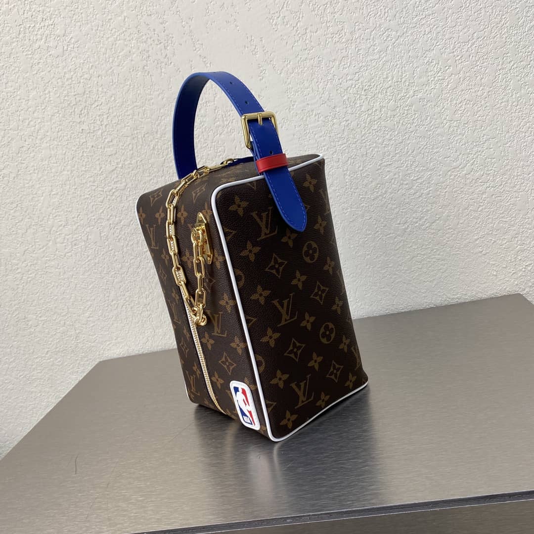 L0vis Vvtt0n NBA Monogram Cloakroom Dopp Kit Replica Bag M45588