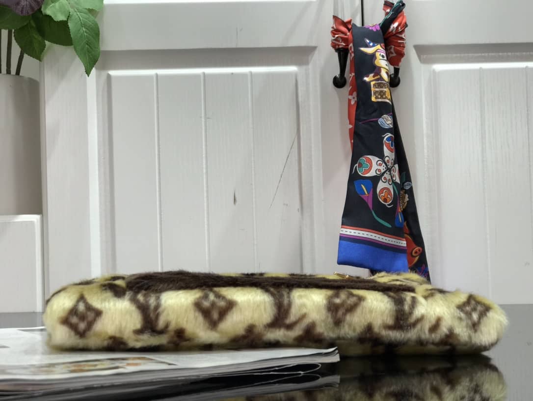 L0vis Vvtt0n In The Winter Muff Replica Bag M76094