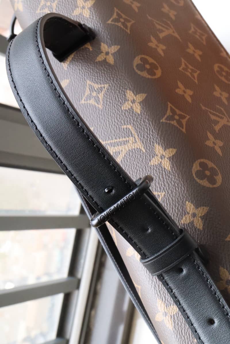 L0vis Vvtt0n Robusto Briefcase Monogram Canvas Taiga Leather Replica Black M30591
