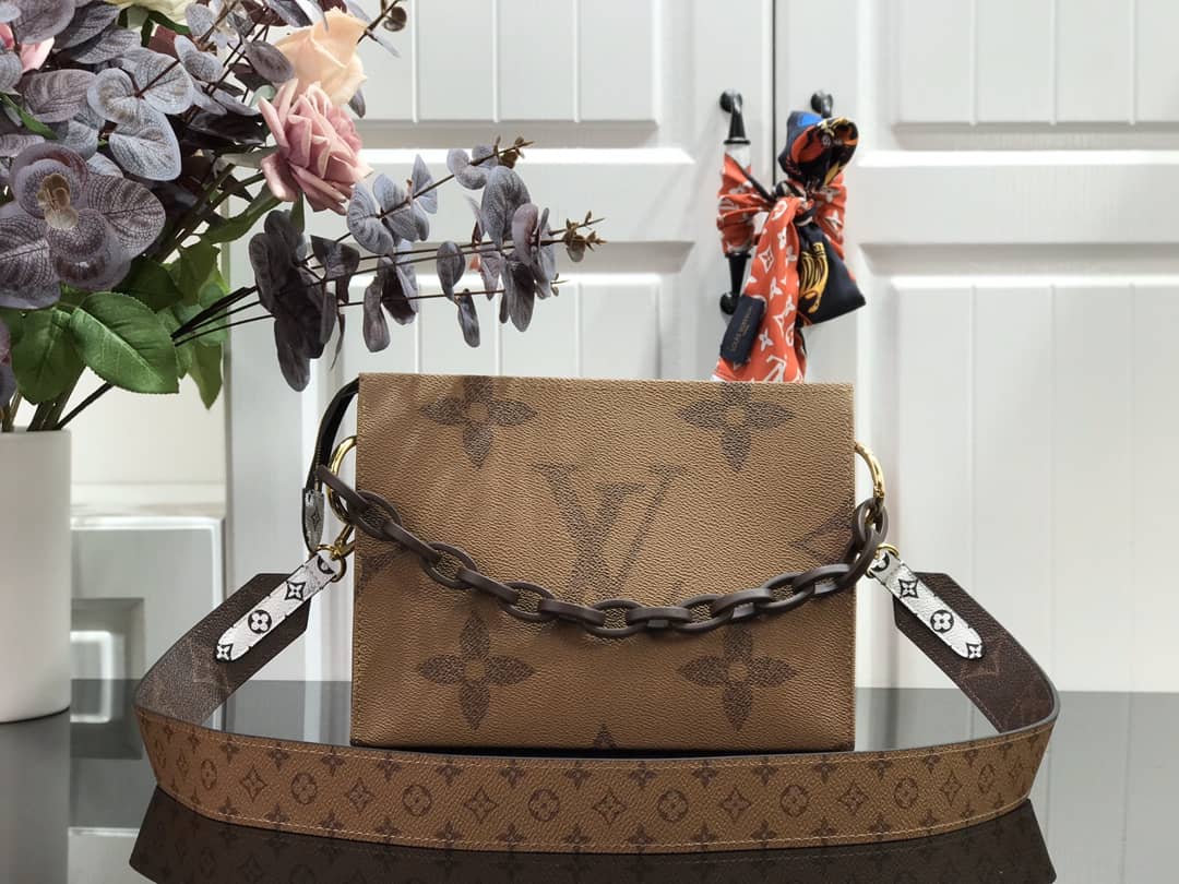 L0vis Vvtt0n Toiletry Monogram Canvas Pouch Yellow Replica M47542