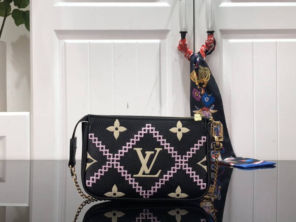 L0vis Vvtt0n Mini Pochette Accessoires Empreinte Broderies Black M81140 Replica