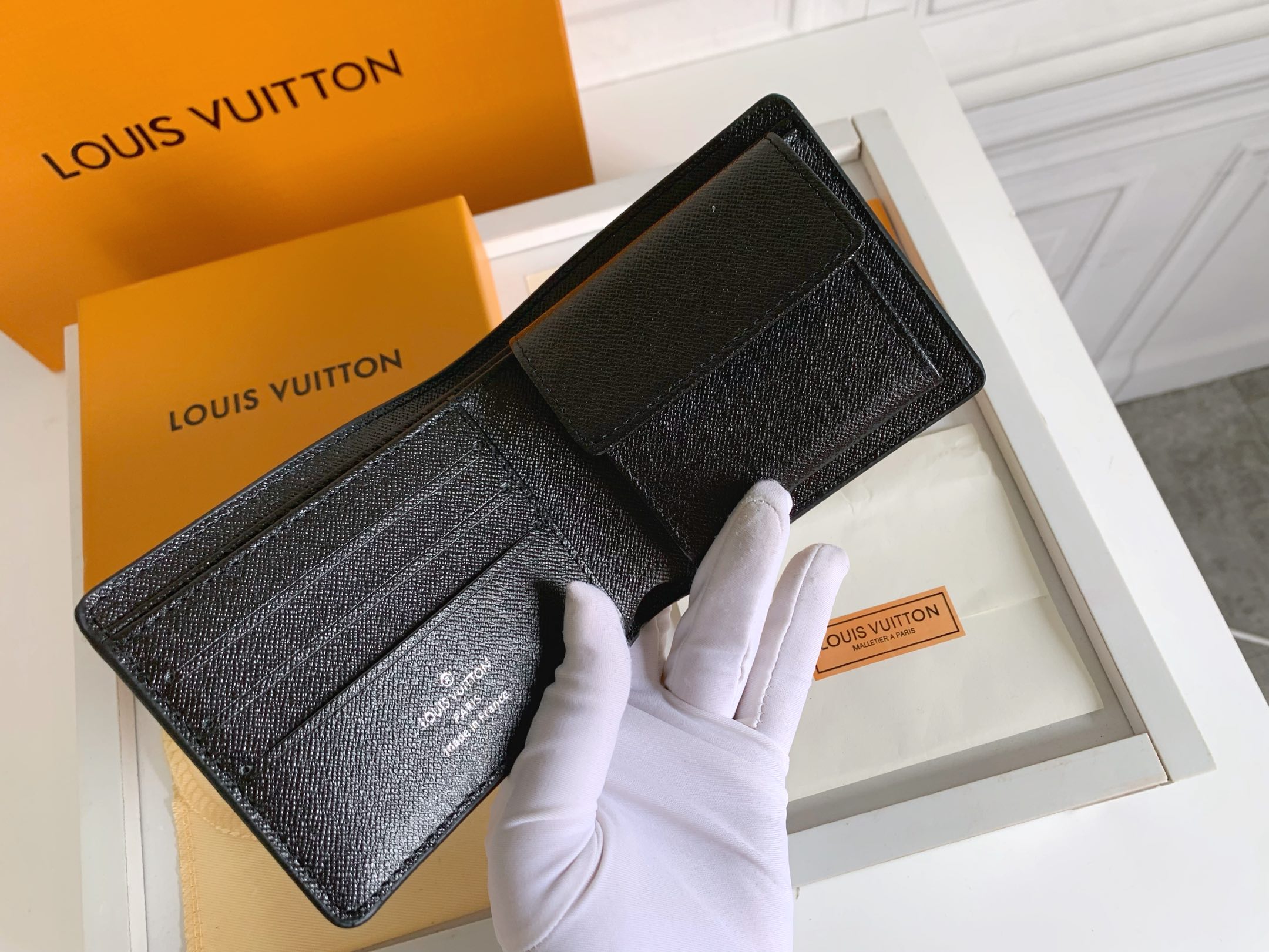 L0vis Vvtt0n wallet