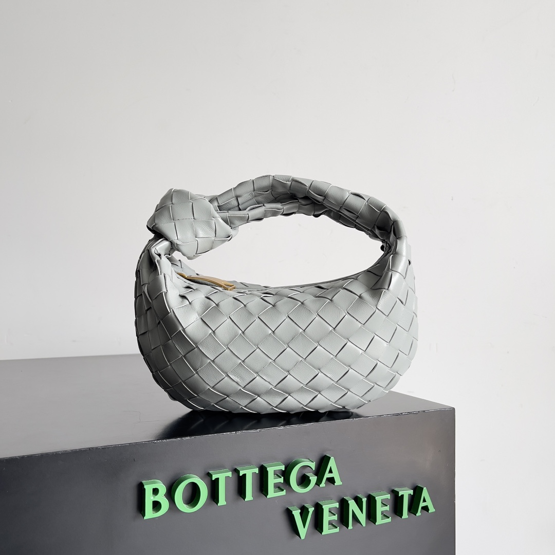 B0tt*ga Ven*ta Woman