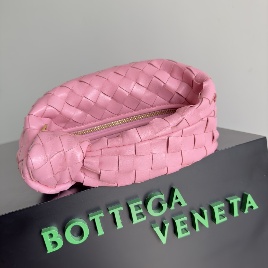 B0tt*ga Ven*ta Woman