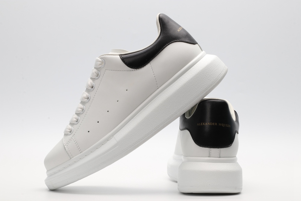AMQ OVERSIZED SNEAKER with black heel