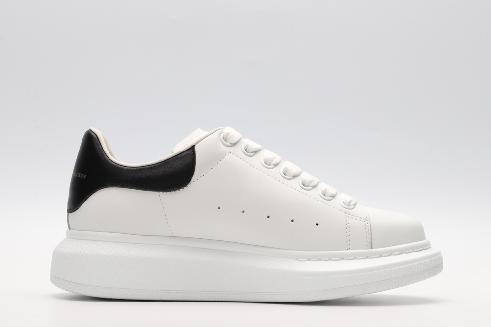 AMQ OVERSIZED SNEAKER with black heel
