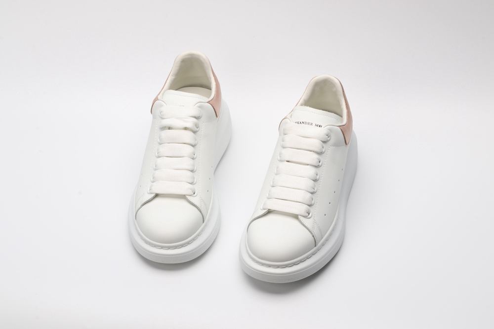 AMQ OVERSIZED SNEAKER with gold heel